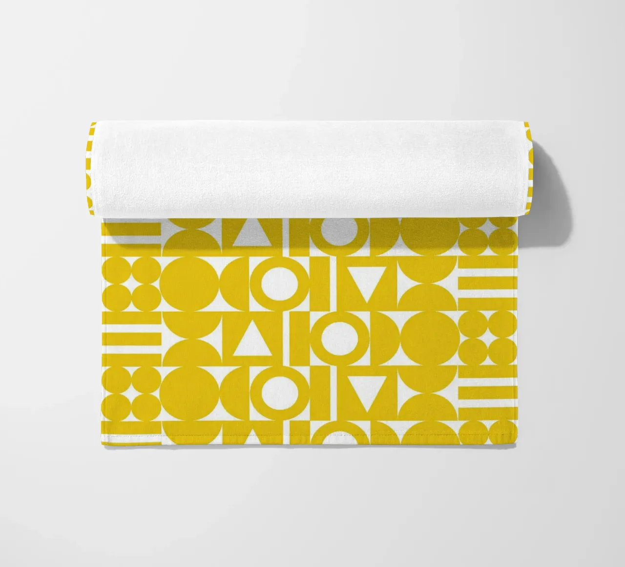 Forma geometrica gialla telo mare da Studio Fun Boy