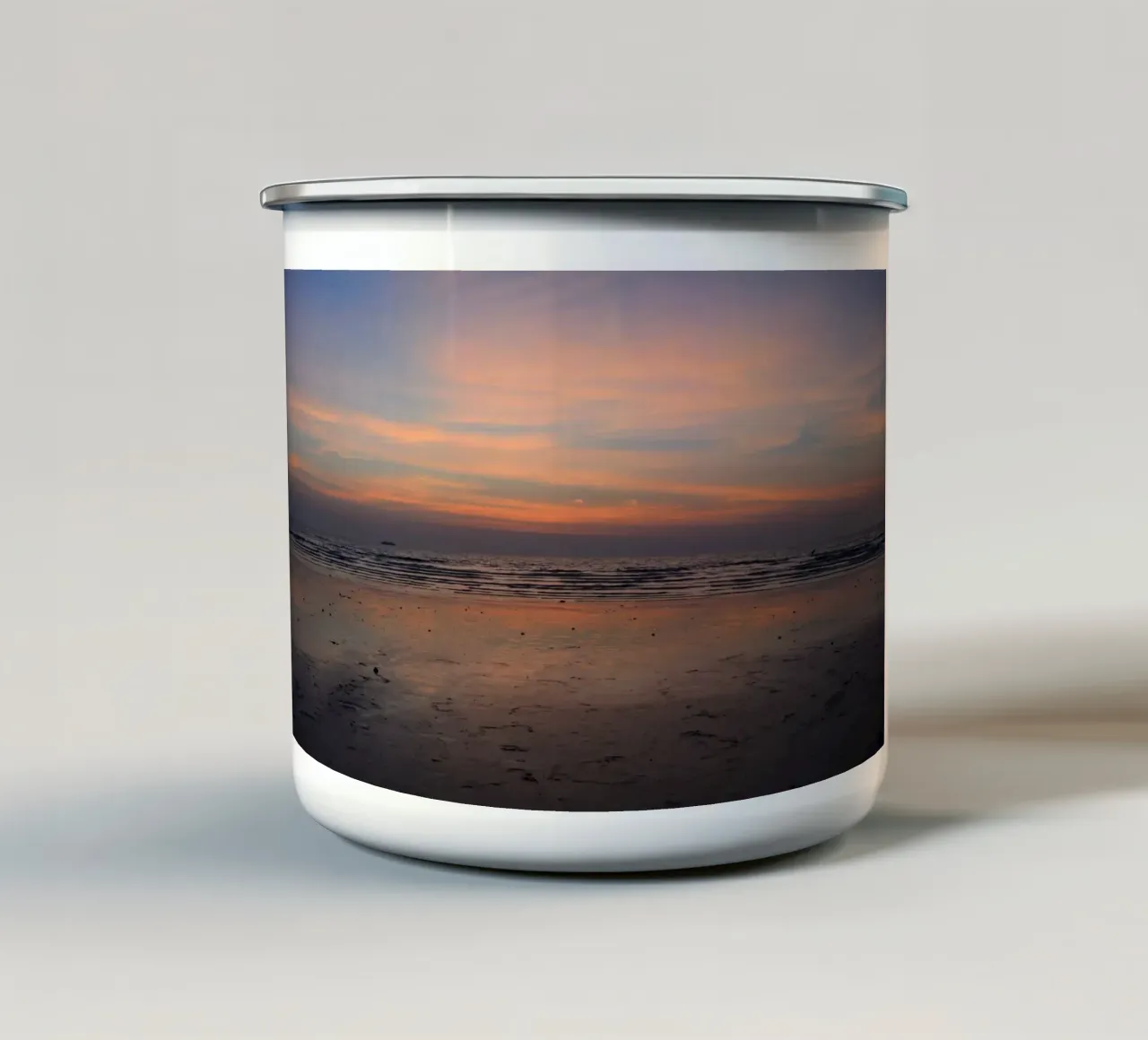 Un tenue bagliore sul mare - Crepuscolo a Koh Kood tazza in smalto da byrieneke