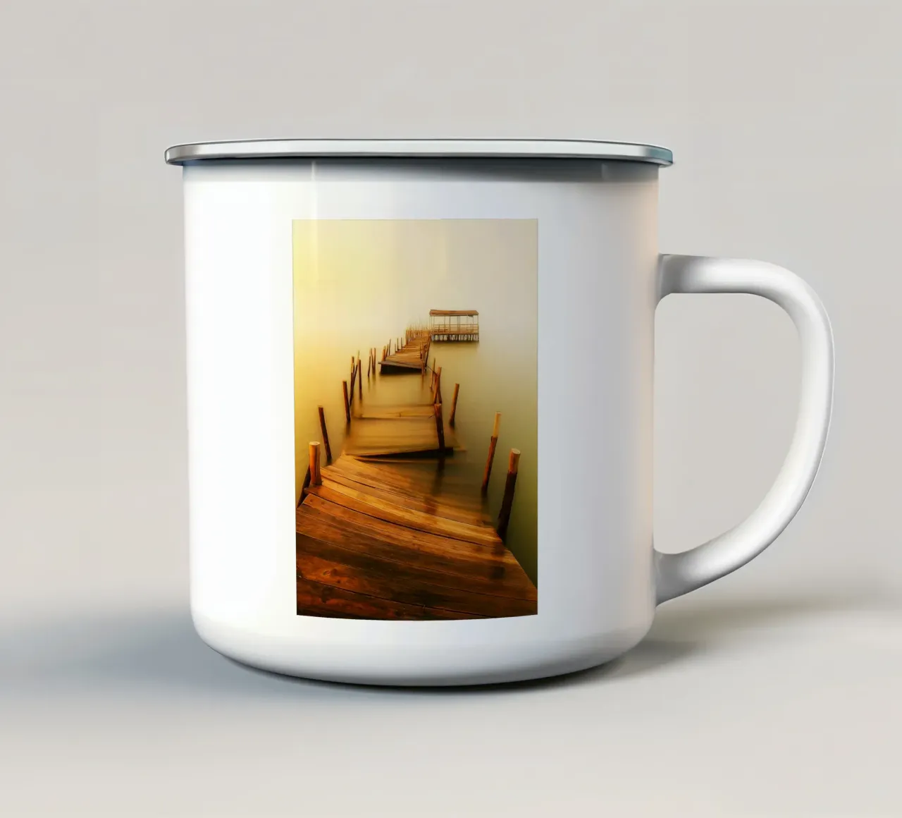 un molo di legno in rovina sulla riva di un fiume torbido tazza in smalto da Maraza