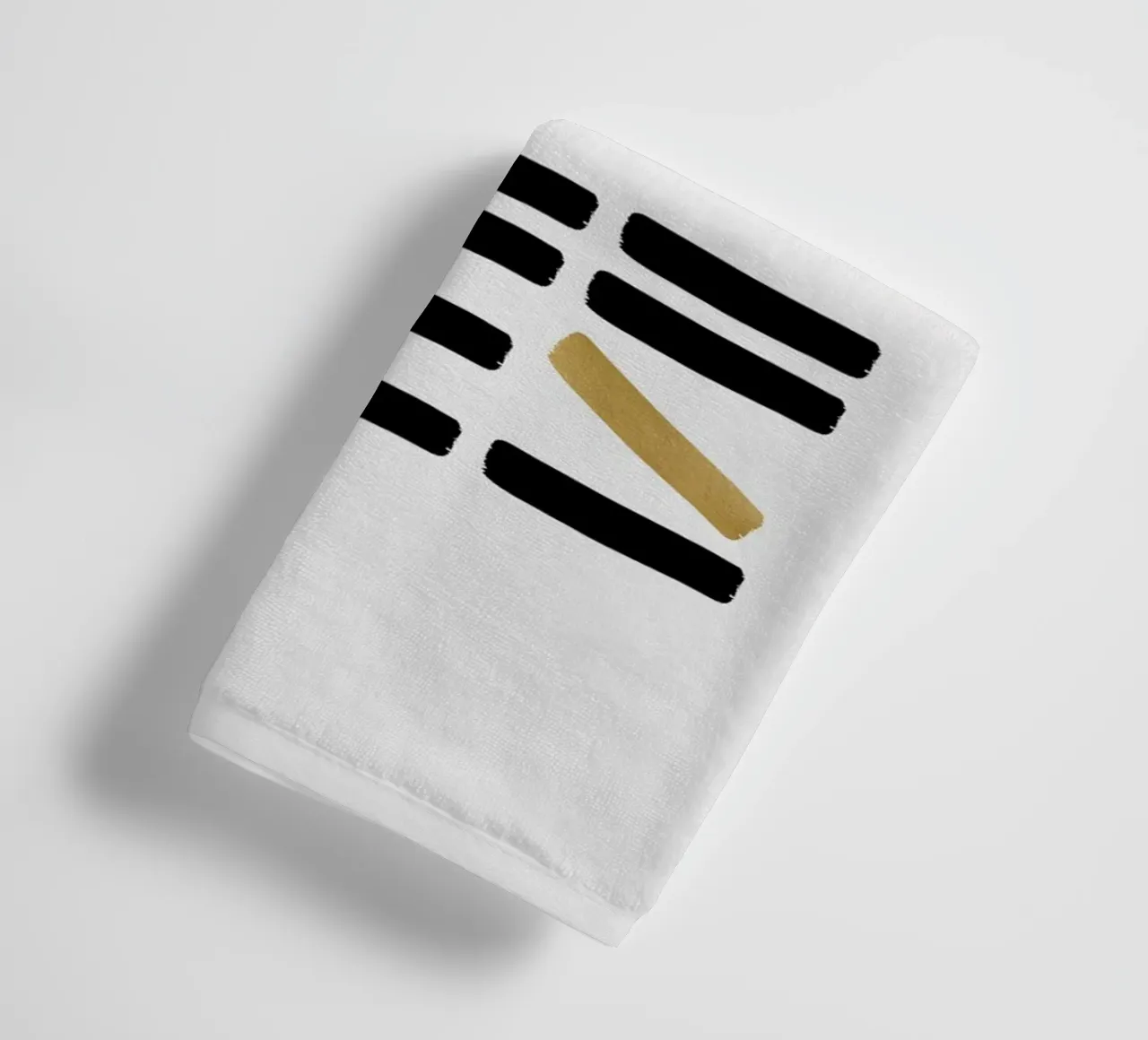 Abstracto negro y dorado toalla de baño de Orara Studio