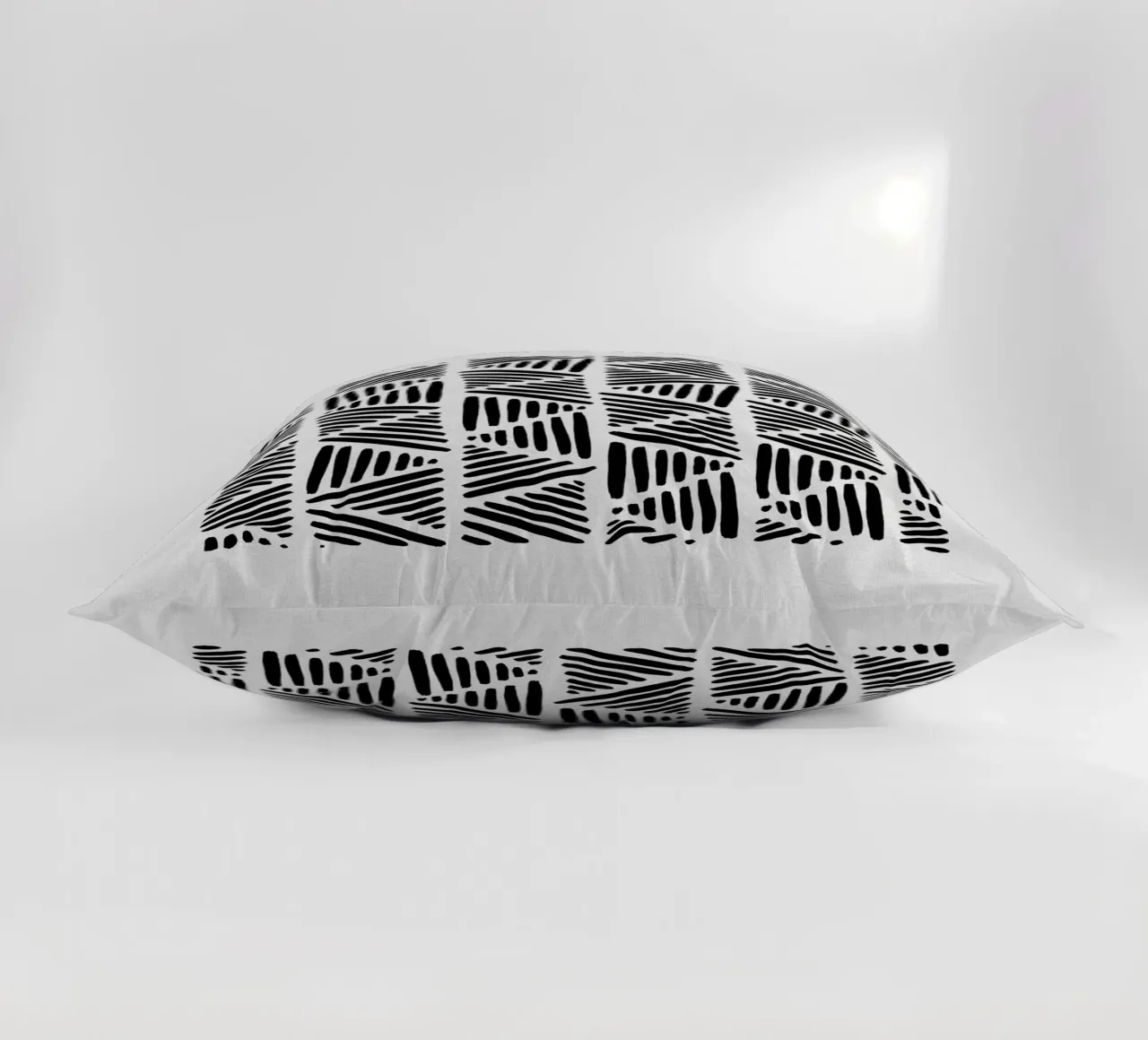 Bianco e nero astratto I cuscino da Orara Studio