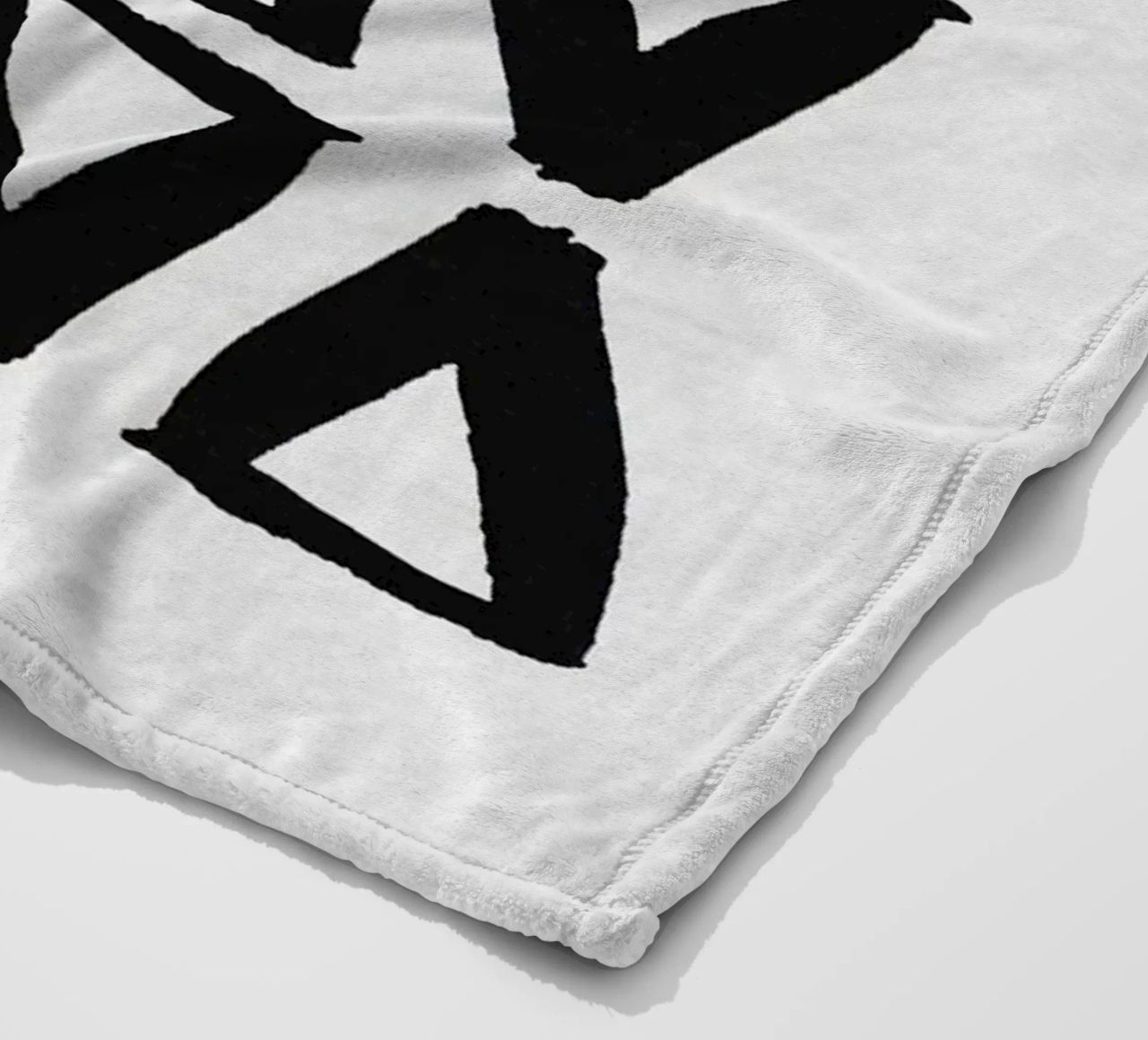 Bianco e nero astratto II coperta in pile da Orara Studio