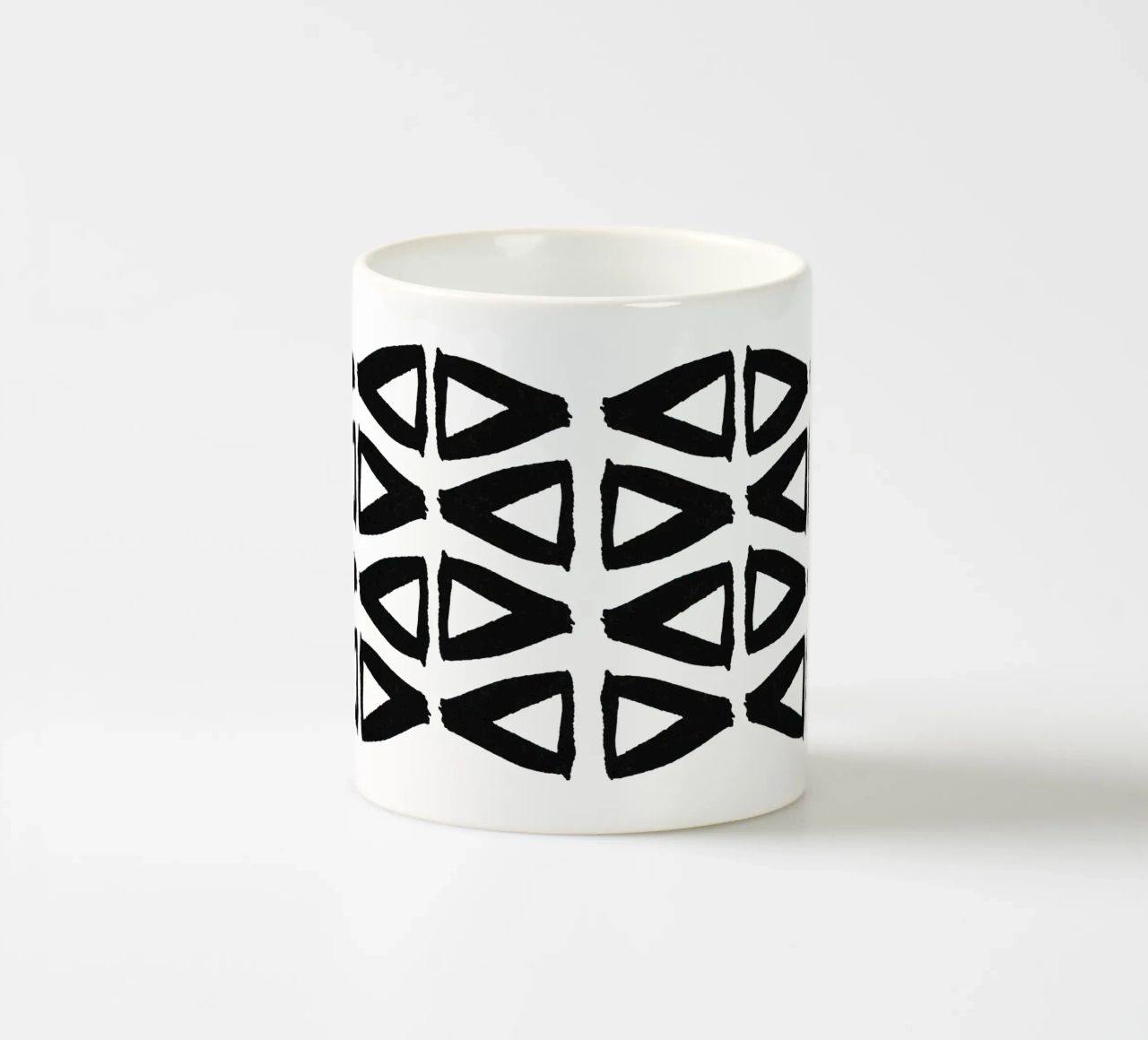 Bianco e nero astratto II tazza in ceramica da Orara Studio