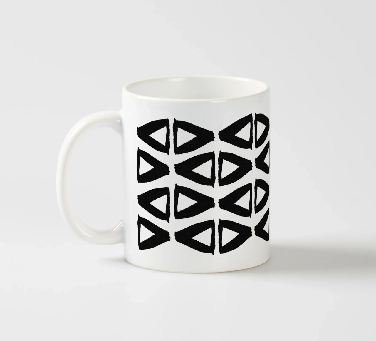 Bianco e nero astratto II tazza in ceramica da Orara Studio