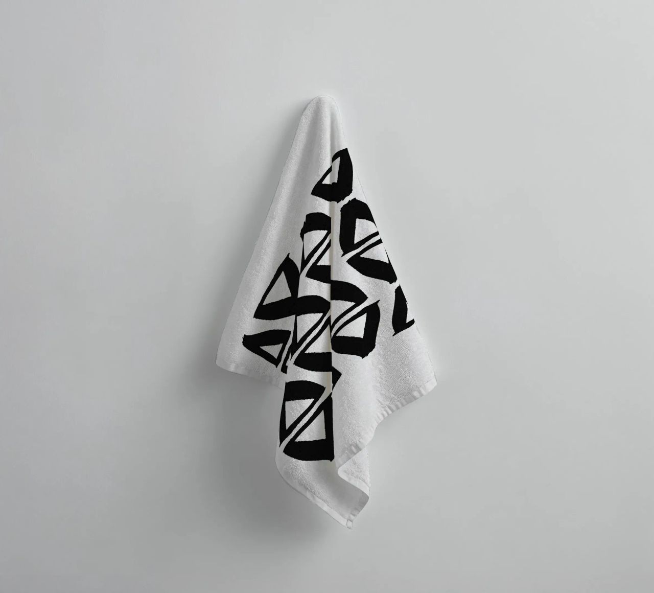 Zwart-wit abstract II badhanddoek van Orara Studio