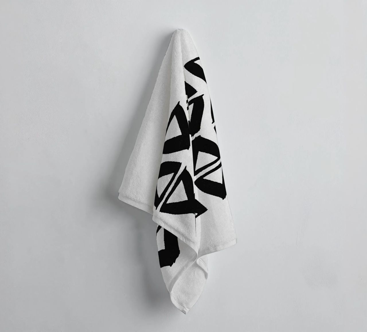 Zwart-wit abstract II badhanddoek van Orara Studio