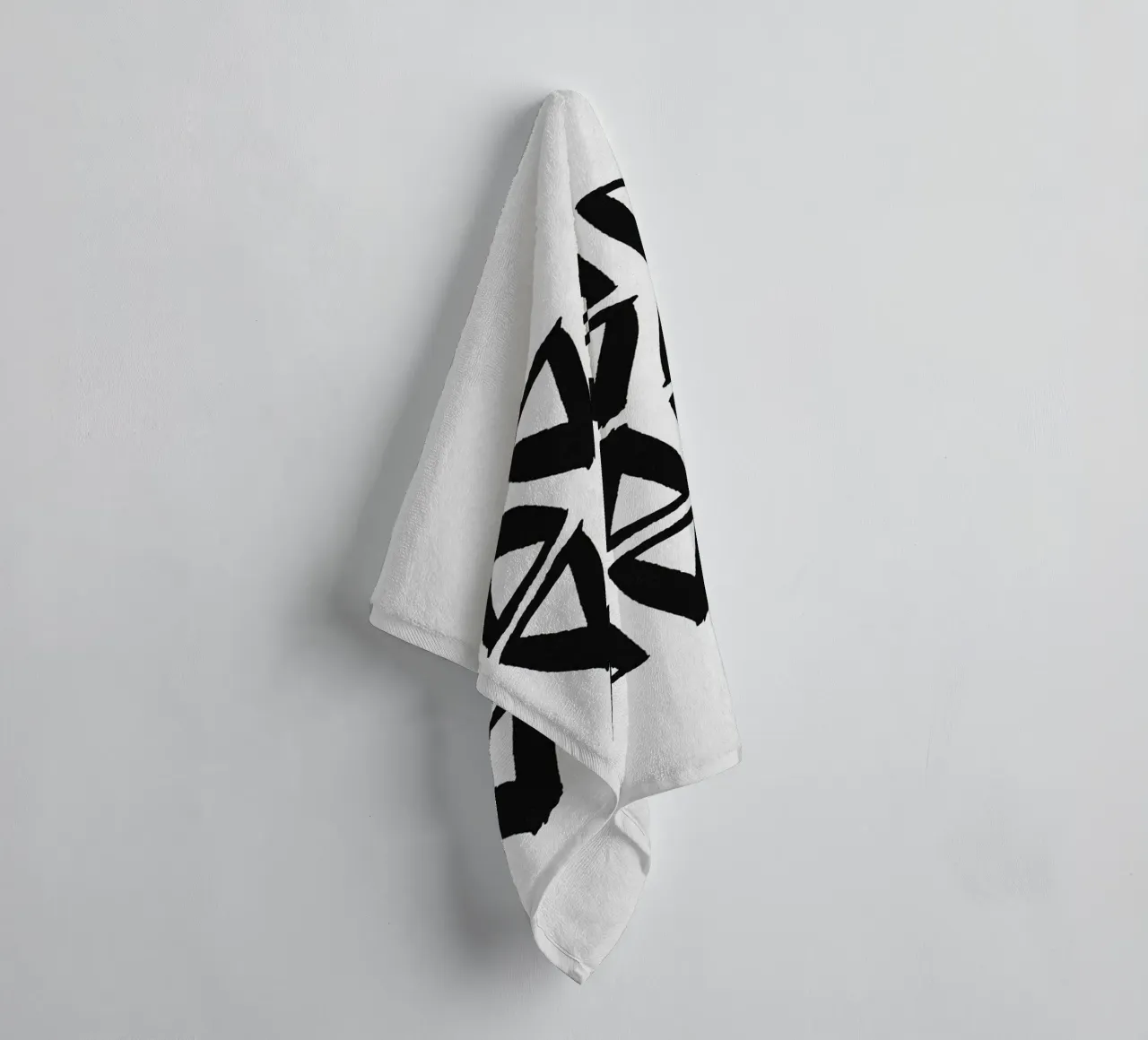 Schwarz und Weiß Abstrakt II Handtuch von Orara Studio
