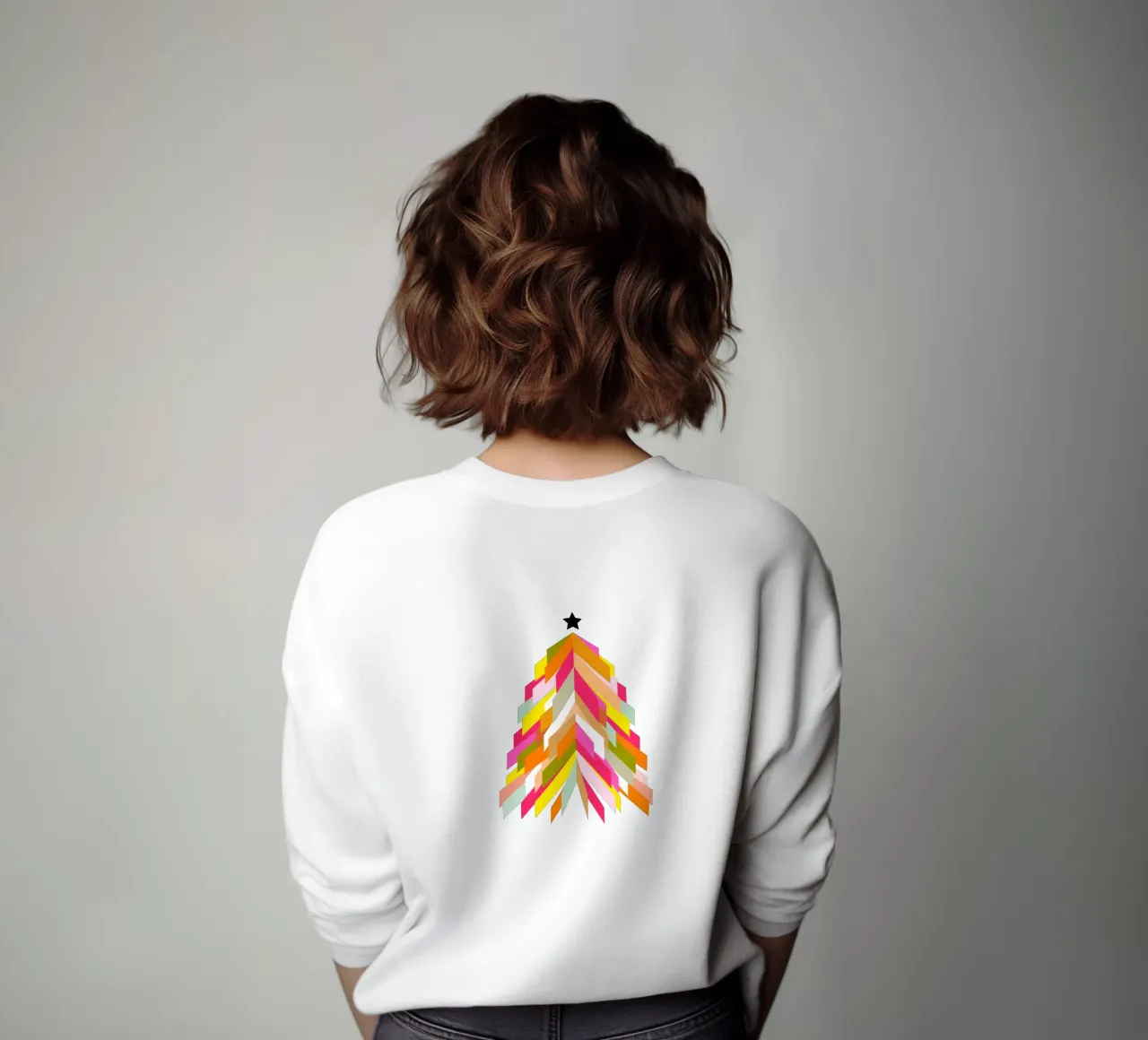 Albero di Natale retrò colorato su rosa pallido felpa da Dominique Vari Christmas