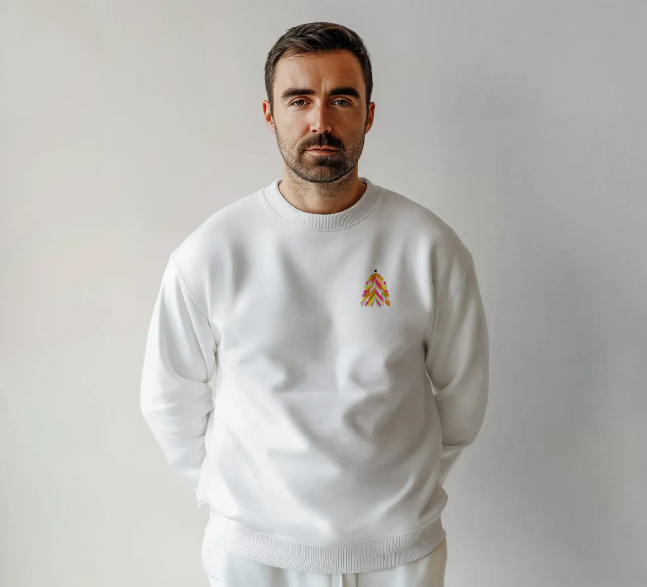 Albero di Natale retrò colorato su rosa pallido felpa da Dominique Vari Christmas