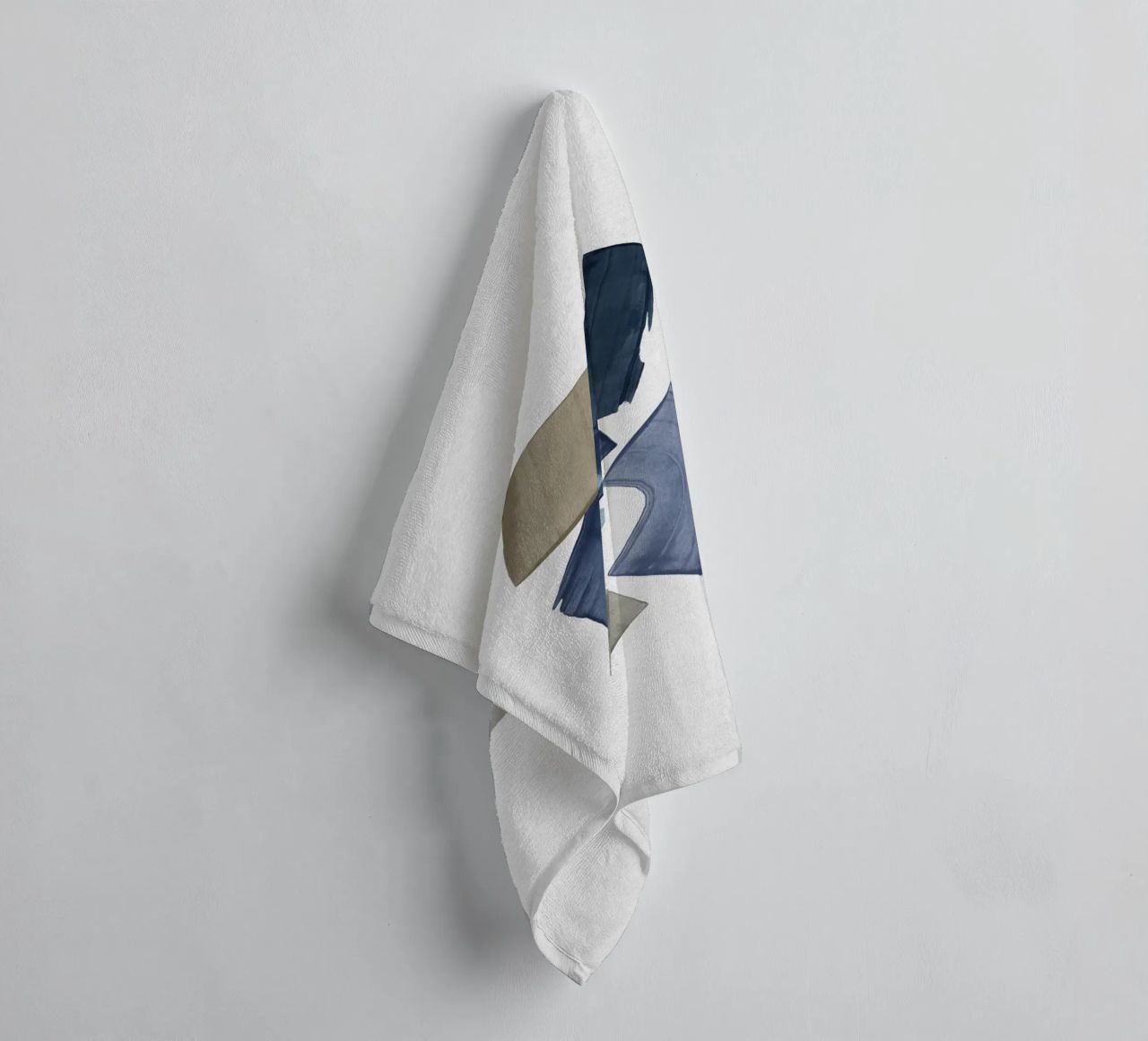 Blauwe en bruine verfblokken badhanddoek van Orara Studio