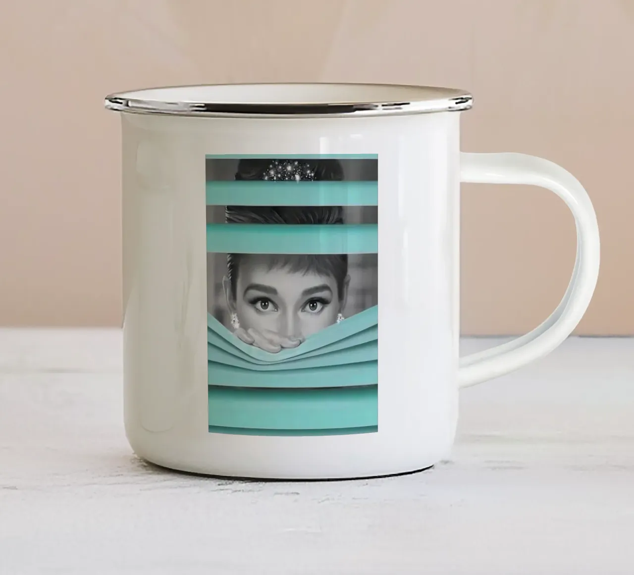 Lo sguardo segreto di Hepburn tazza in smalto da Galery Vintage