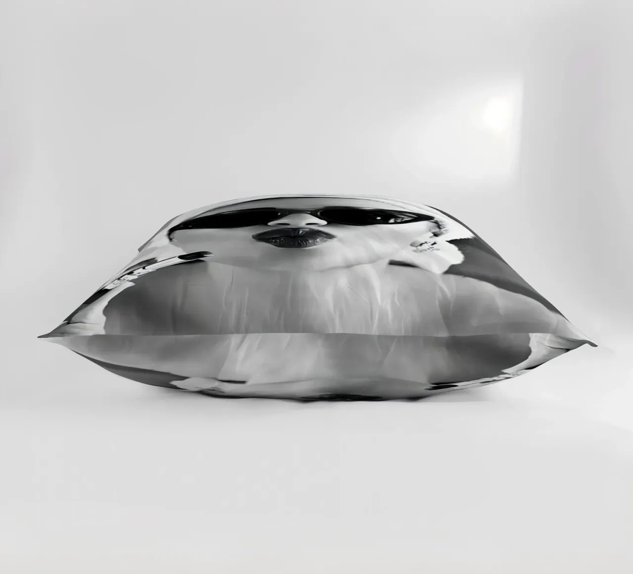 Invio di un bacio in bianco e nero cuscino da Galery Vintage