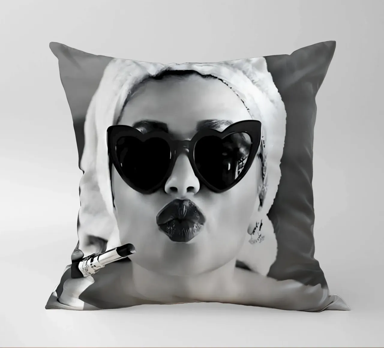 Invio di un bacio in bianco e nero cuscino da Galery Vintage