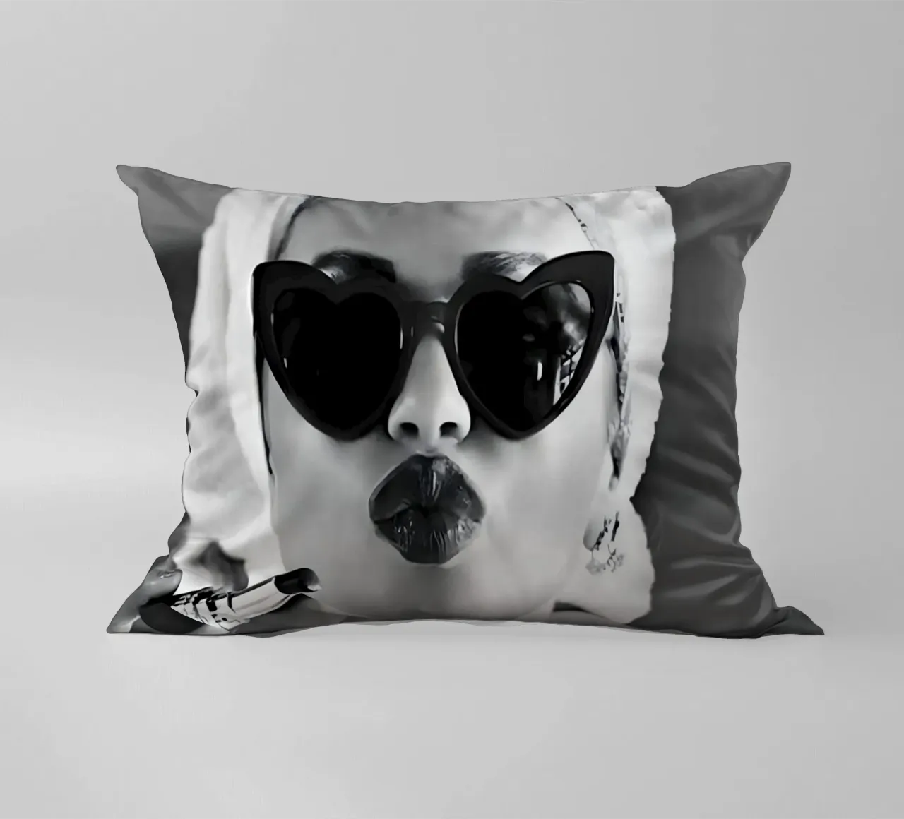 Invio di un bacio in bianco e nero cuscino da Galery Vintage