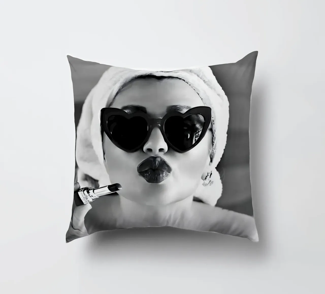 Invio di un bacio in bianco e nero cuscino da Galery Vintage