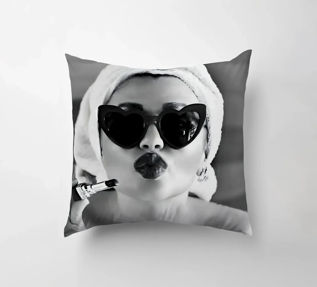 Invio di un bacio in bianco e nero cuscino da Galery Vintage