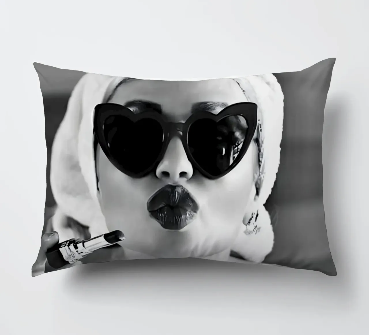 Invio di un bacio in bianco e nero cuscino da Galery Vintage