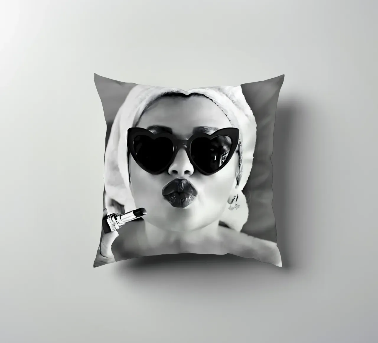 Invio di un bacio in bianco e nero cuscino da Galery Vintage