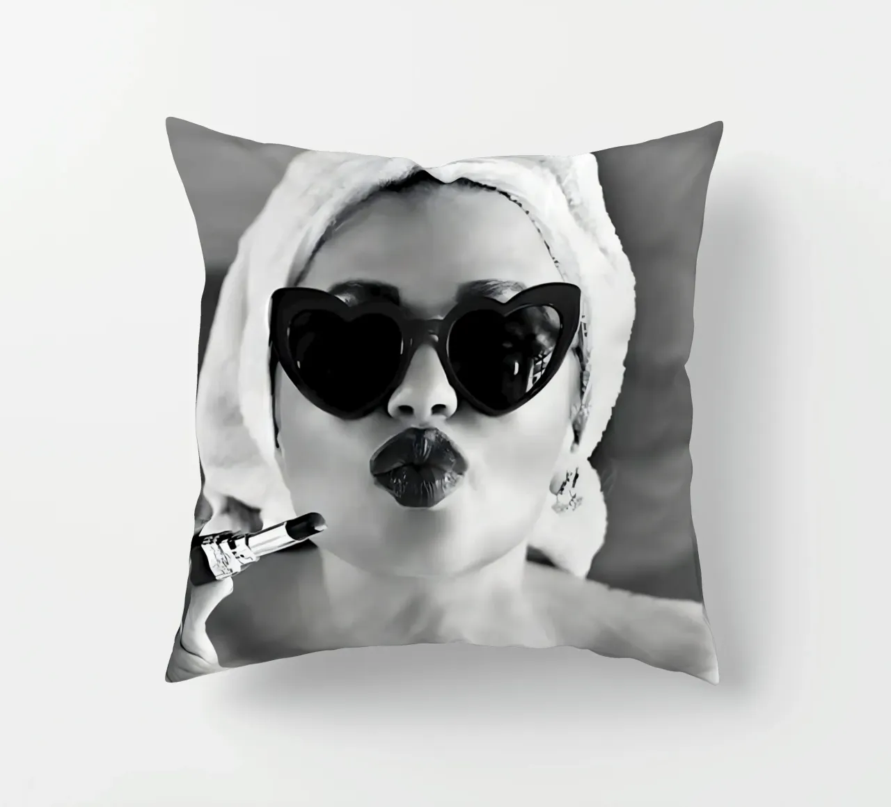 Invio di un bacio in bianco e nero cuscino da Galery Vintage
