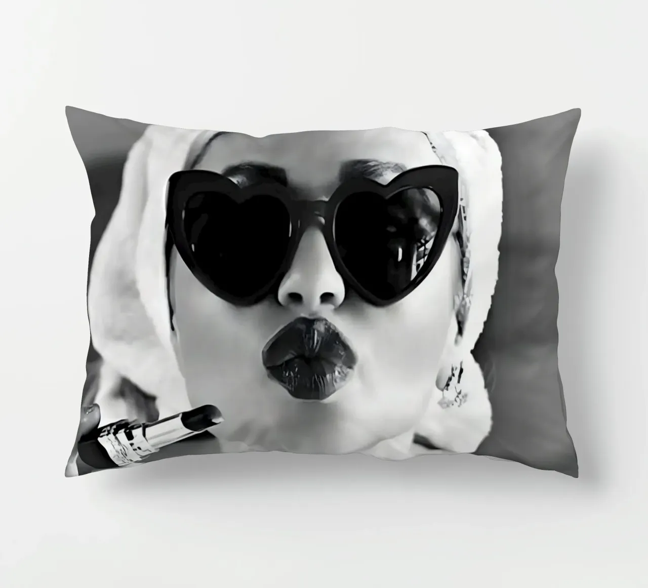 Invio di un bacio in bianco e nero cuscino da Galery Vintage