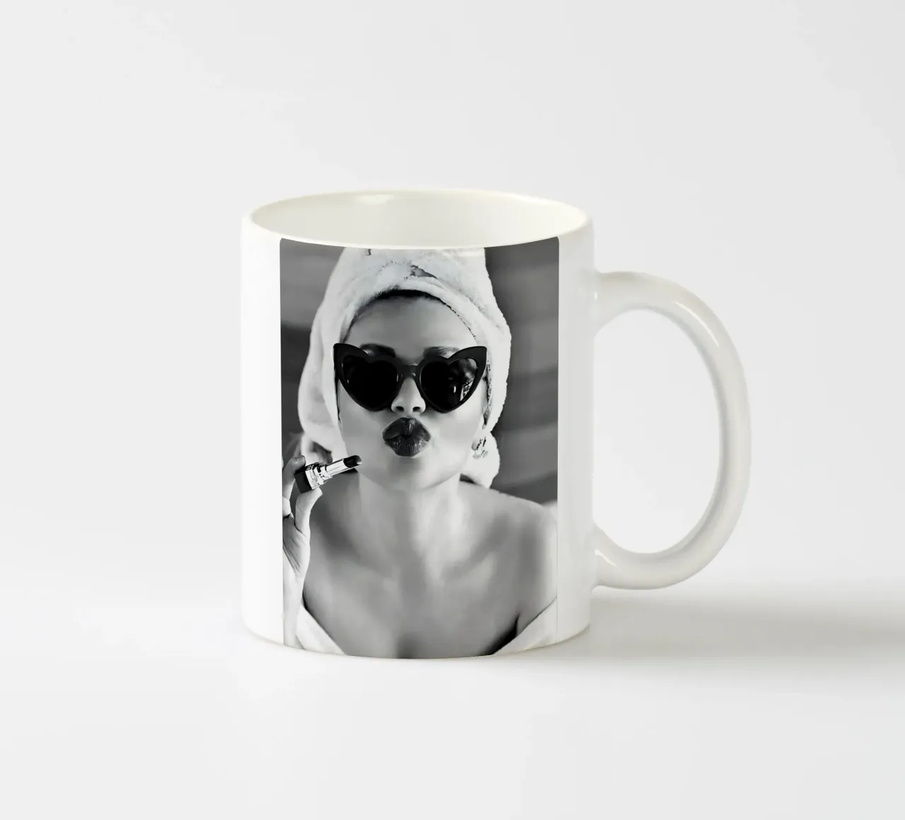 Invio di un bacio in bianco e nero tazza in ceramica da Galery Vintage