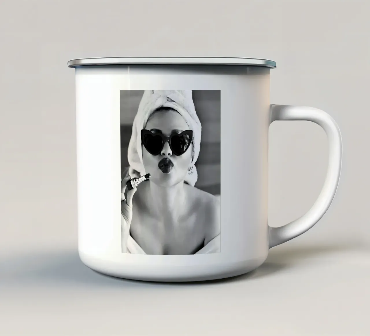 Invio di un bacio in bianco e nero tazza in smalto da Galery Vintage