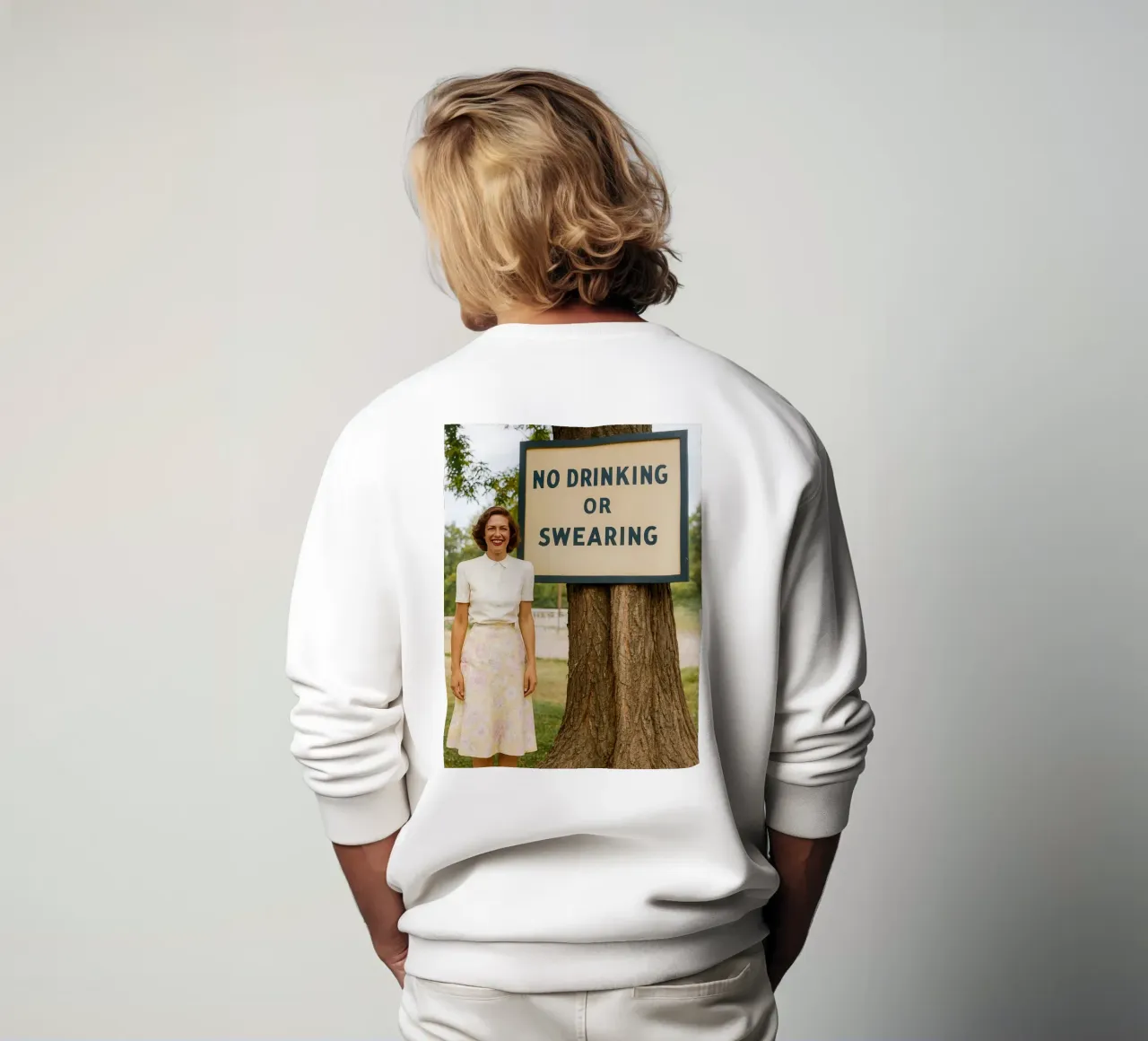 donne accanto all'albero felpa da Maraza