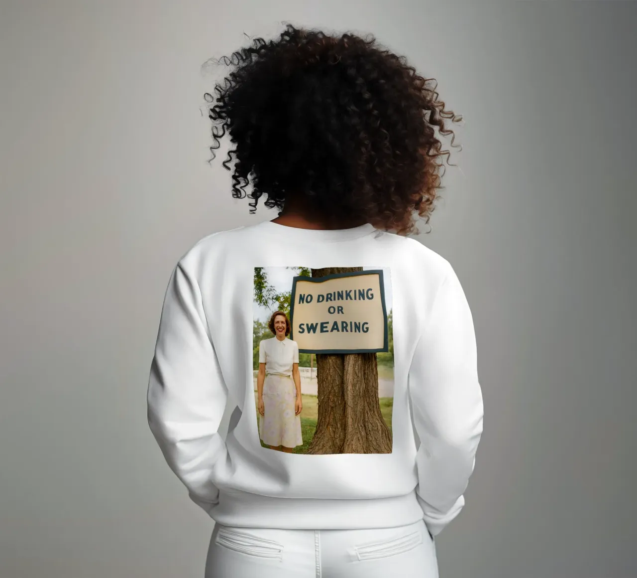 donne accanto all'albero felpa da Maraza