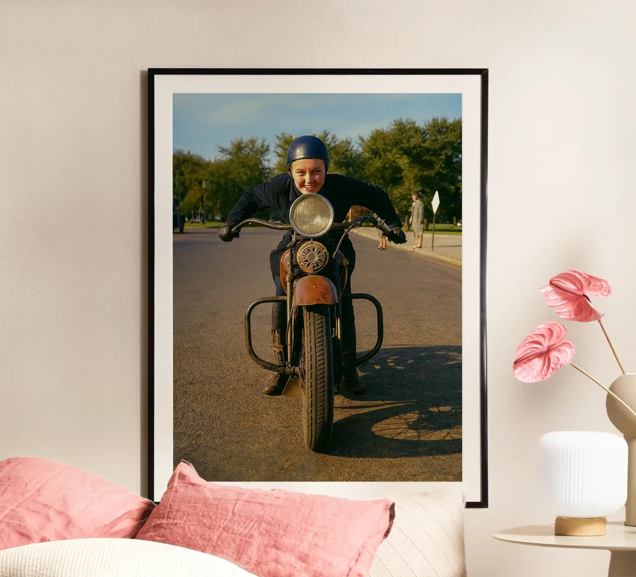 ragazza e moto poster da Klapadoa