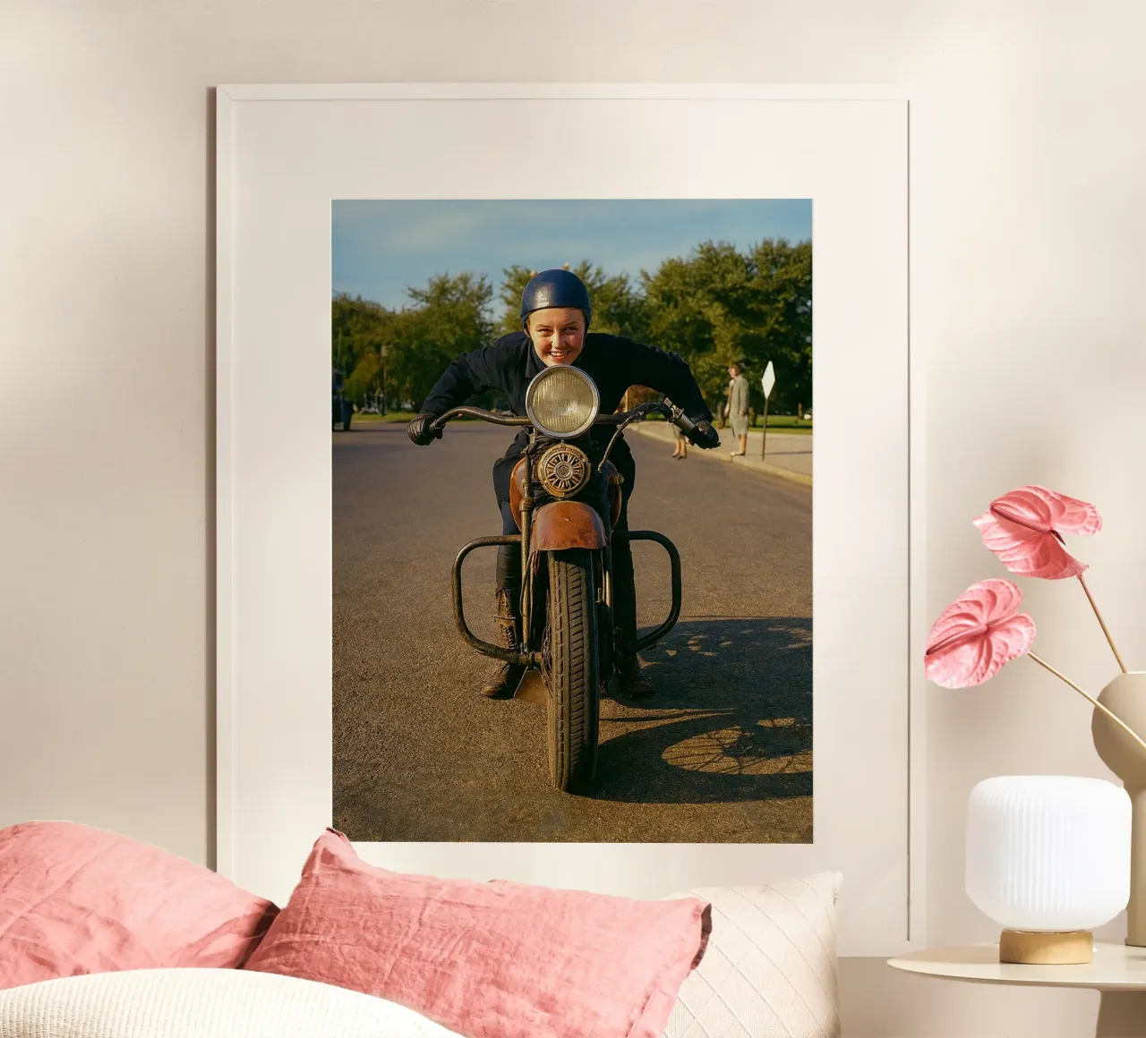 ragazza e moto poster da Klapadoa