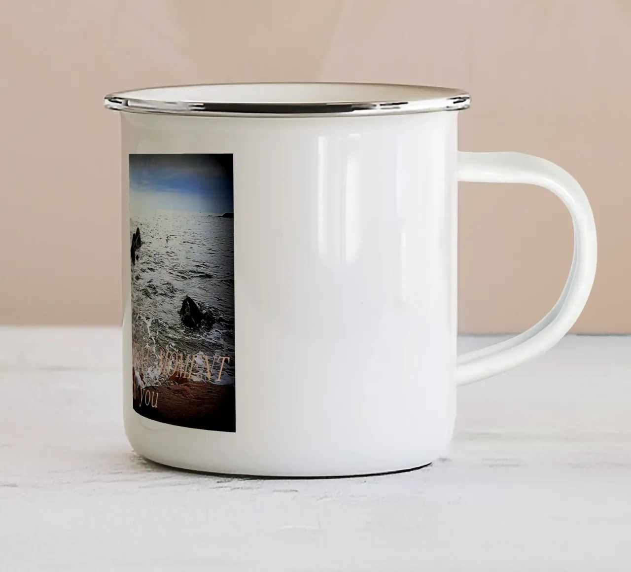 UN GRANDE MOMENTO CON VOI tazza in smalto da TYPOGRAPHY BY THIERRY VOBMANN