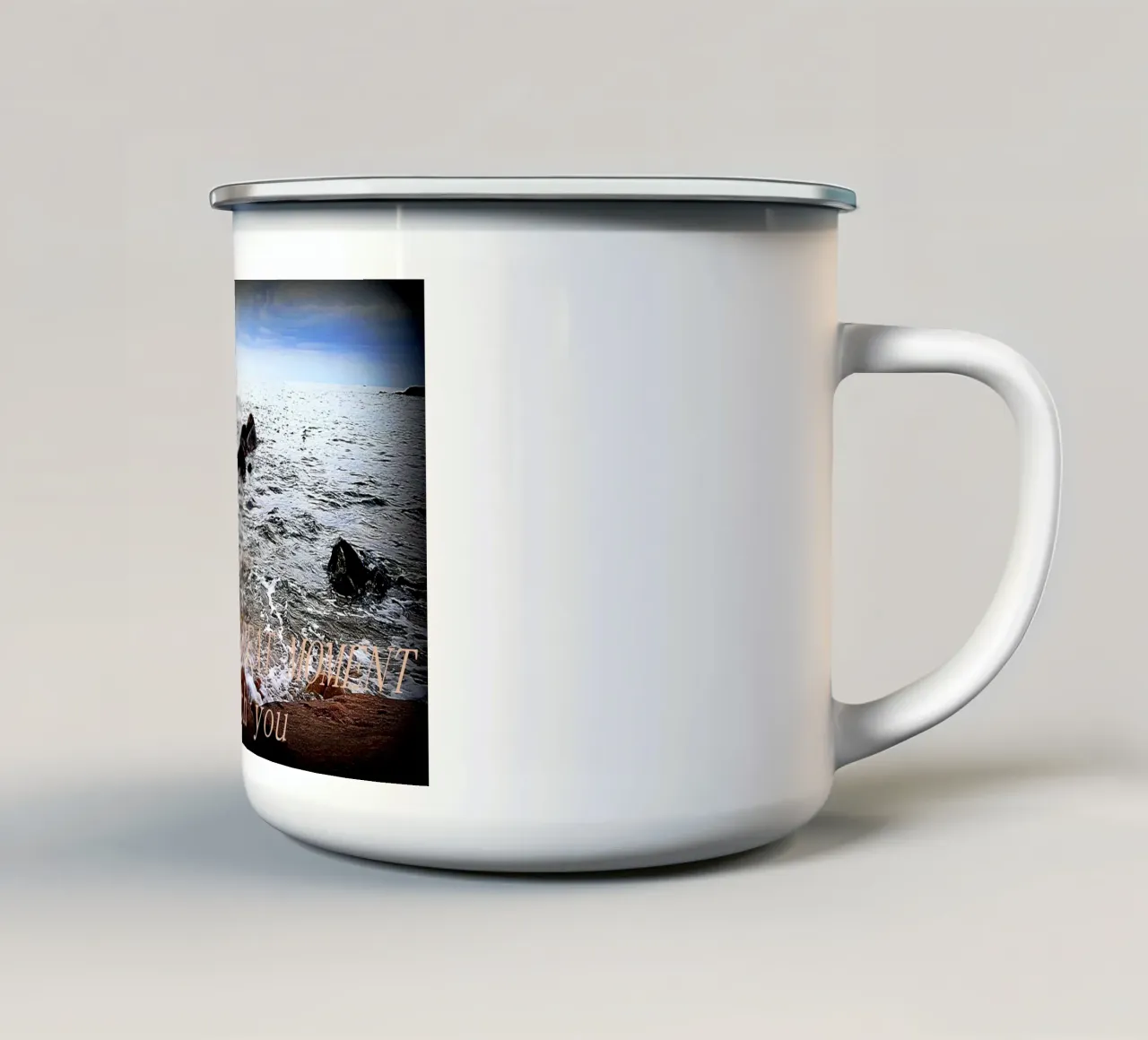 UN GRANDE MOMENTO CON VOI tazza in smalto da TYPOGRAPHY BY THIERRY VOBMANN