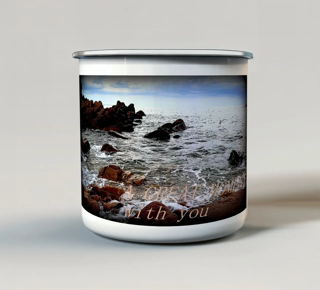 UN GRANDE MOMENTO CON VOI tazza in smalto da TYPOGRAPHY BY THIERRY VOBMANN