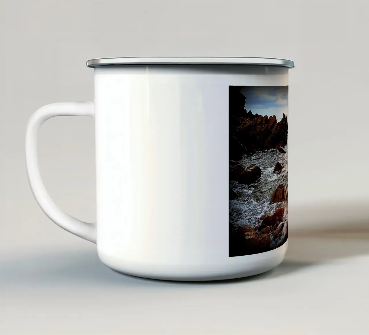 UN GRANDE MOMENTO CON VOI tazza in smalto da TYPOGRAPHY BY THIERRY VOBMANN