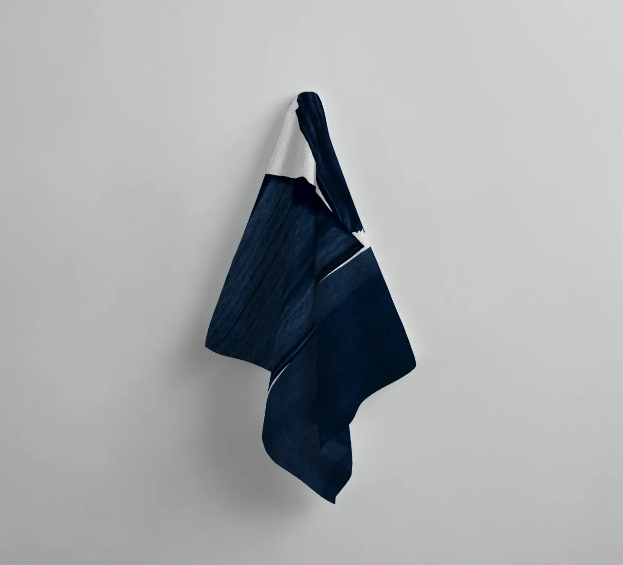 Pittura minimalista Blu I asciugamano da bagno da Orara Studio