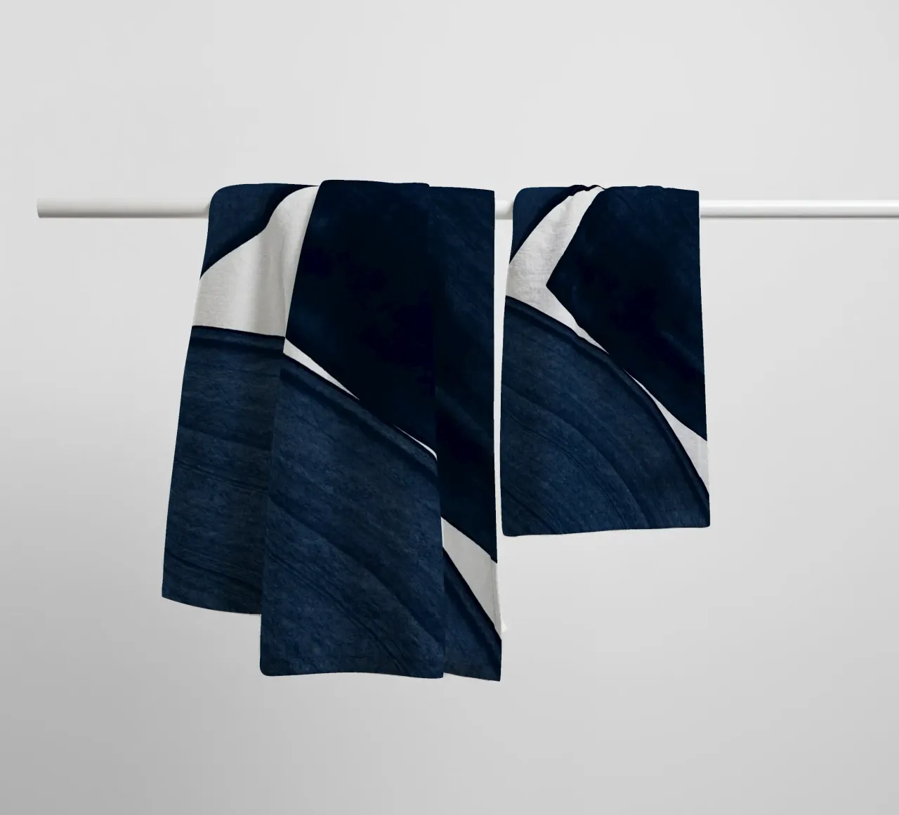 Pittura minimalista blu II asciugamano da bagno da Orara Studio