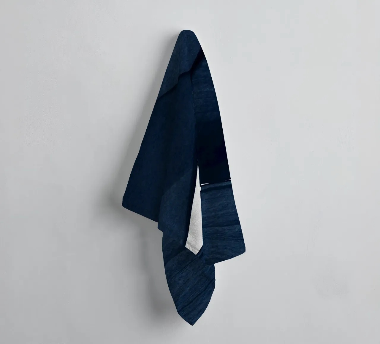 Pittura minimalista blu II asciugamano da bagno da Orara Studio