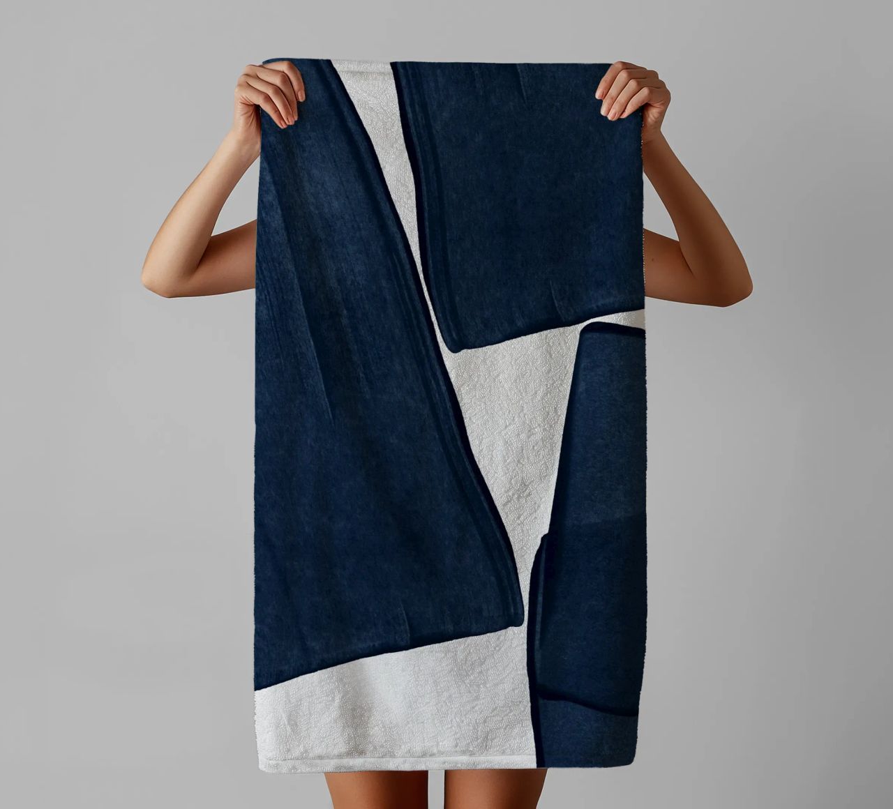 Minimalistisch schilderij Blauw III badhanddoek van Orara Studio