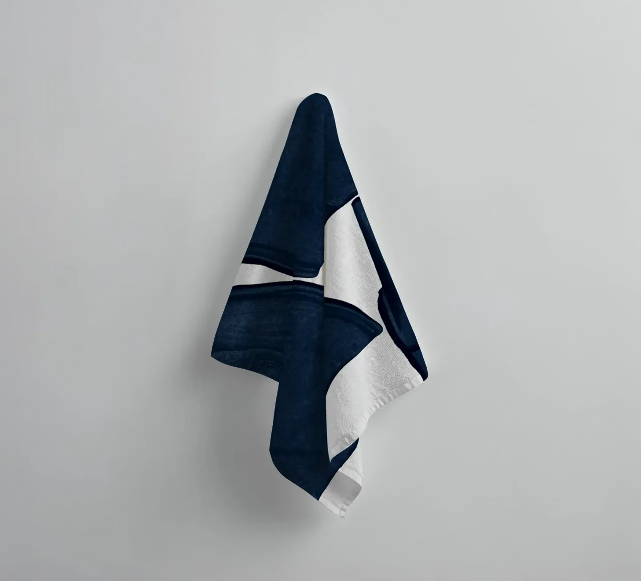 Pittura minimalista Blu III asciugamano da bagno da Orara Studio