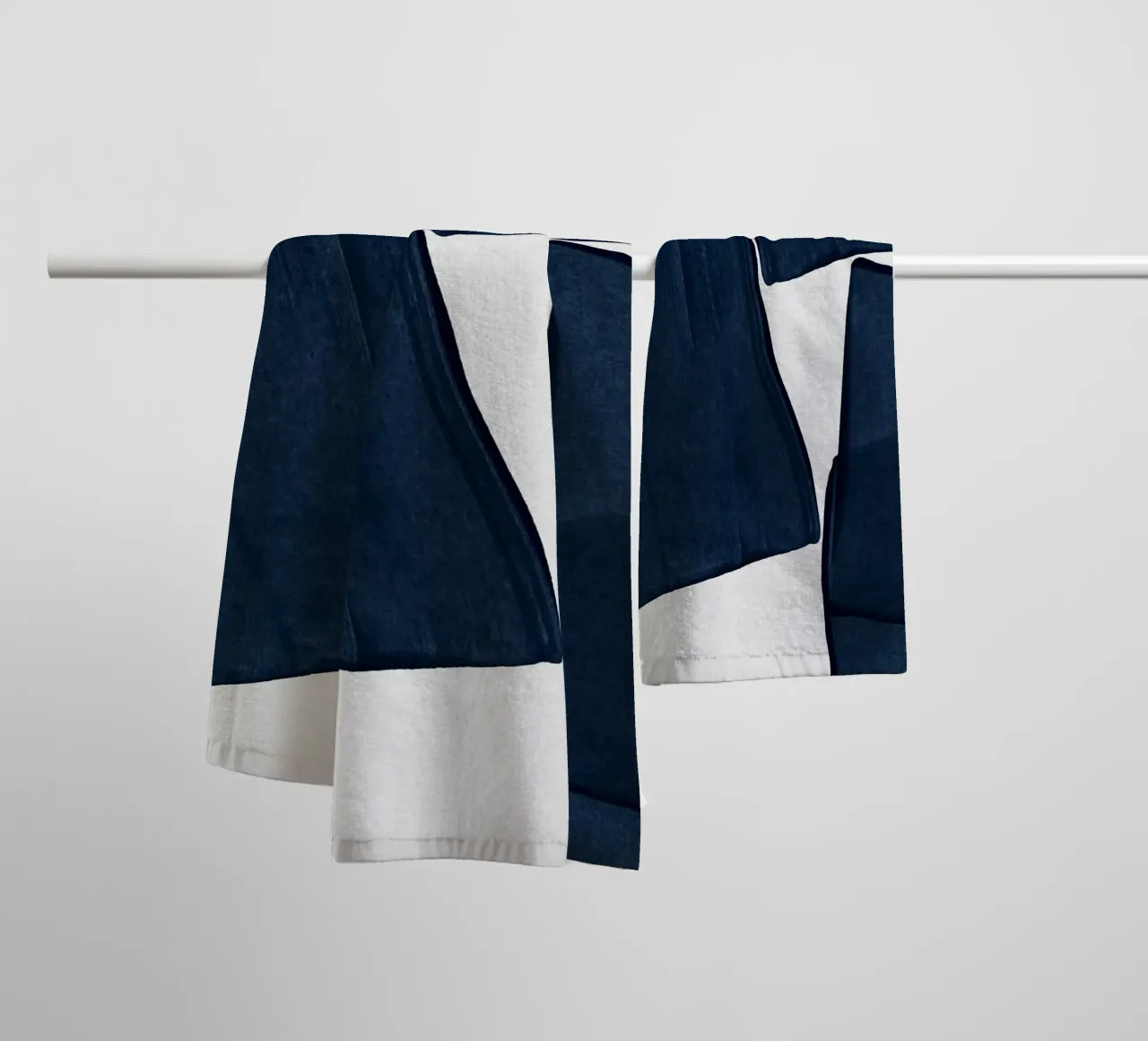 Pittura minimalista Blu III asciugamano da bagno da Orara Studio