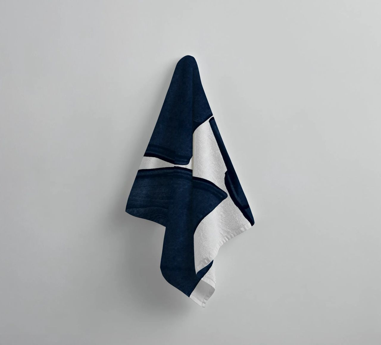 Minimalistisch schilderij Blauw III badhanddoek van Orara Studio