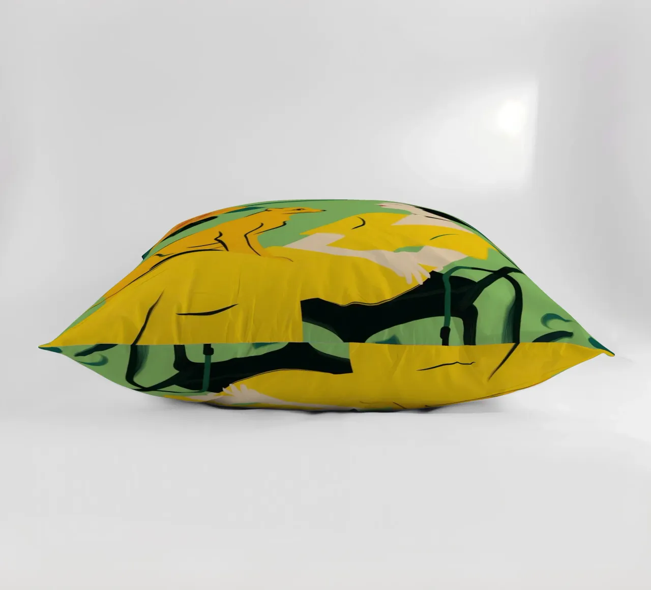 Signora con gatto in un roseto giallo-arancio cuscino da Autofocus