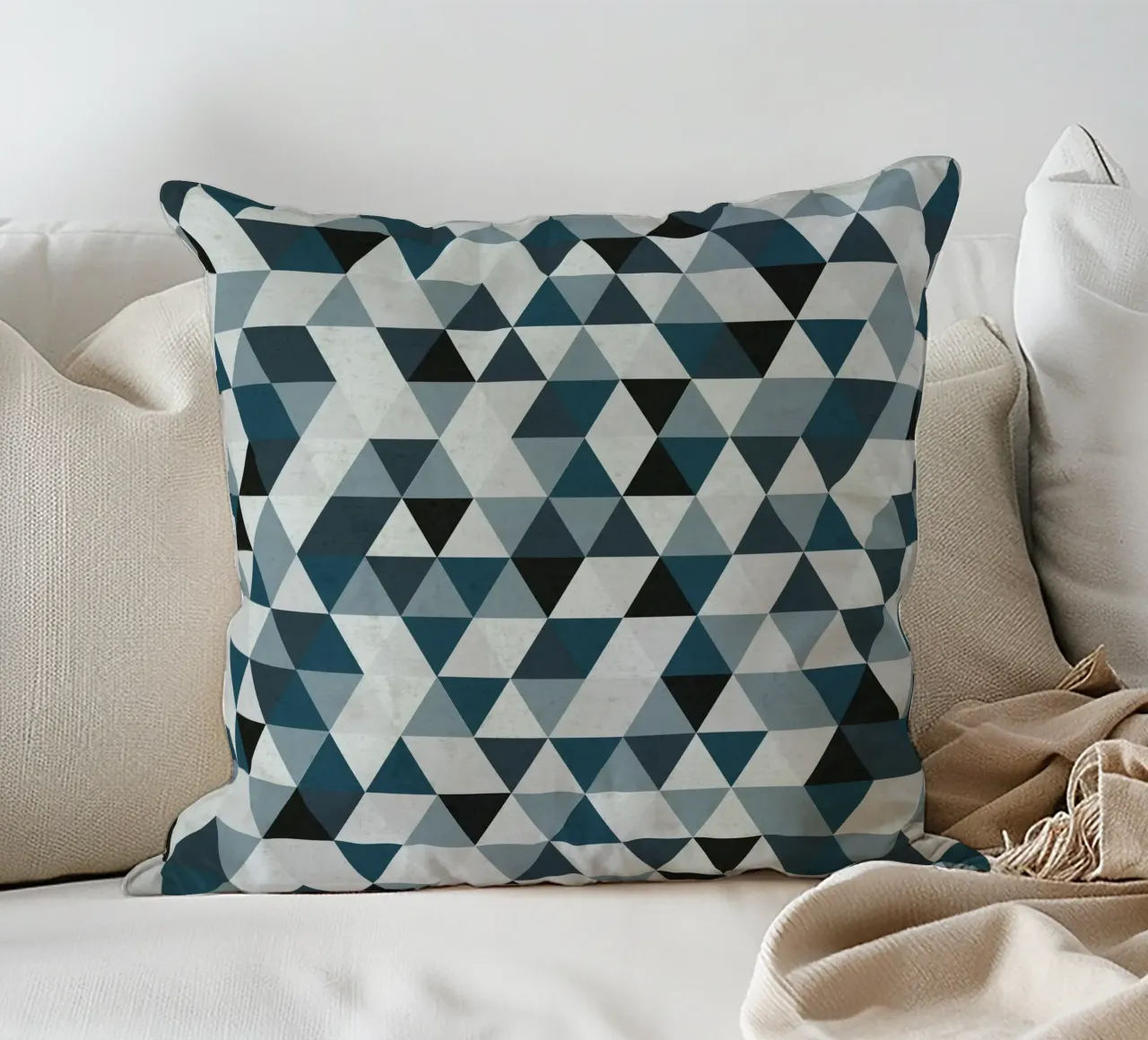 Ocean Mist Geometry - Sea Blue and Gray Triangle Pattern cuscino da Petra Lang - Design
