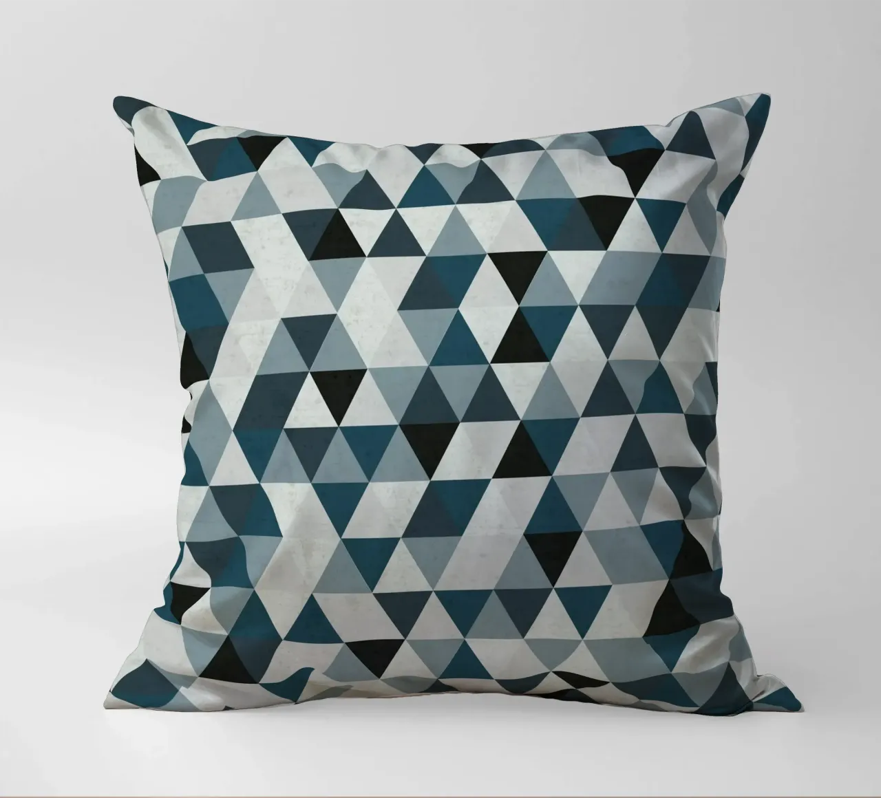 Ocean Mist Geometry - Sea Blue and Gray Triangle Pattern cuscino da Petra Lang - Design