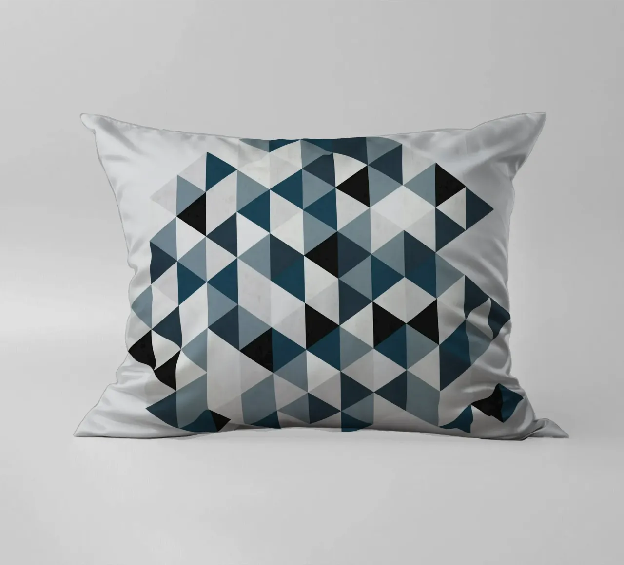 Ocean Mist Geometry - Sea Blue and Gray Triangle Pattern cuscino da Petra Lang - Design