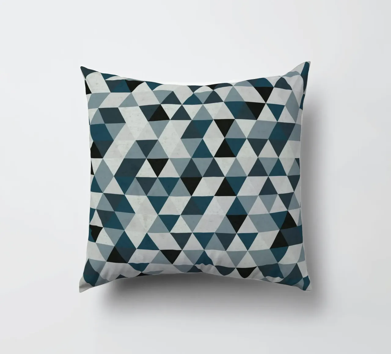 Ocean Mist Geometry - Sea Blue and Gray Triangle Pattern cuscino da Petra Lang - Design
