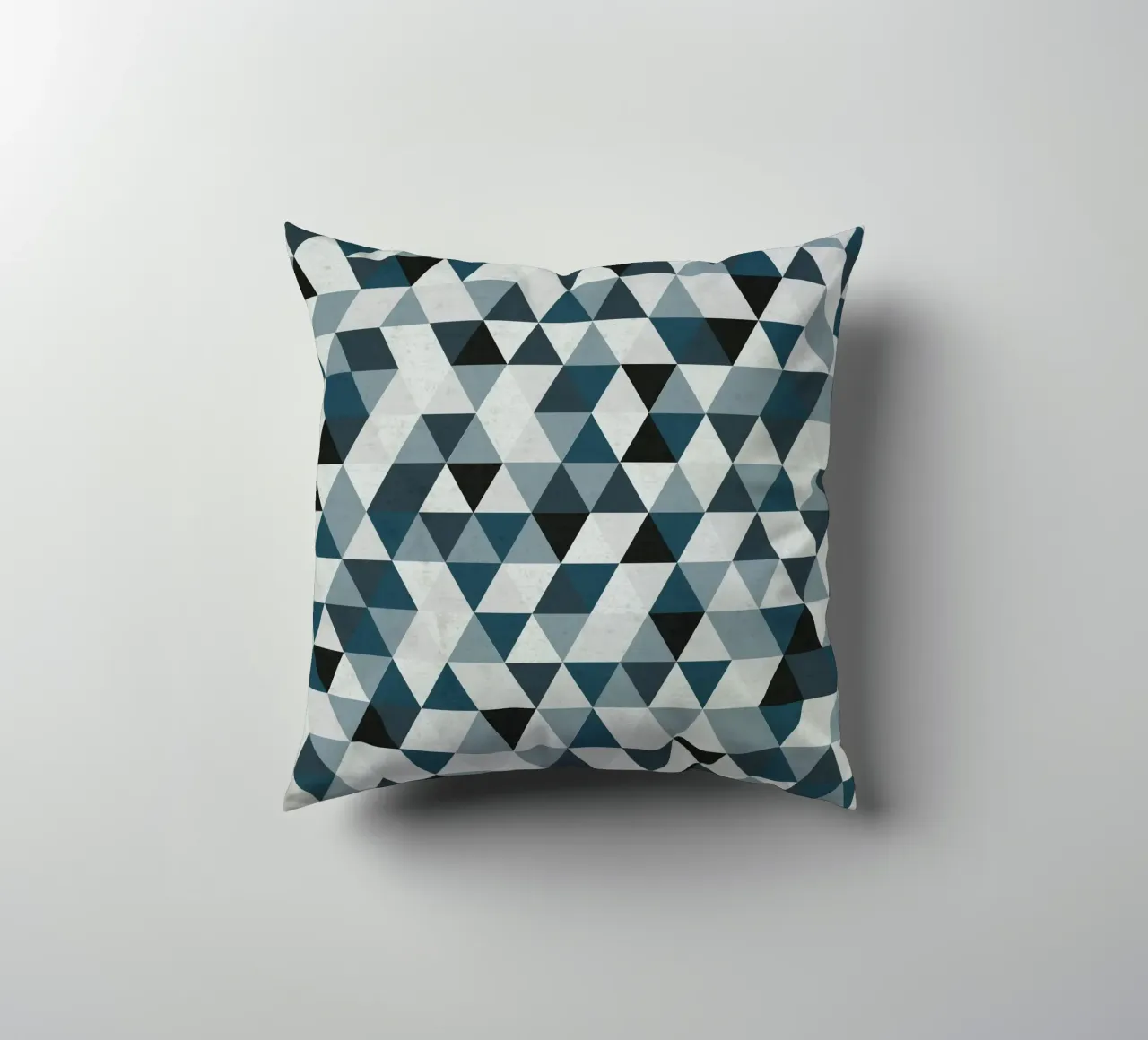 Ocean Mist Geometry - Sea Blue and Gray Triangle Pattern cuscino da Petra Lang - Design