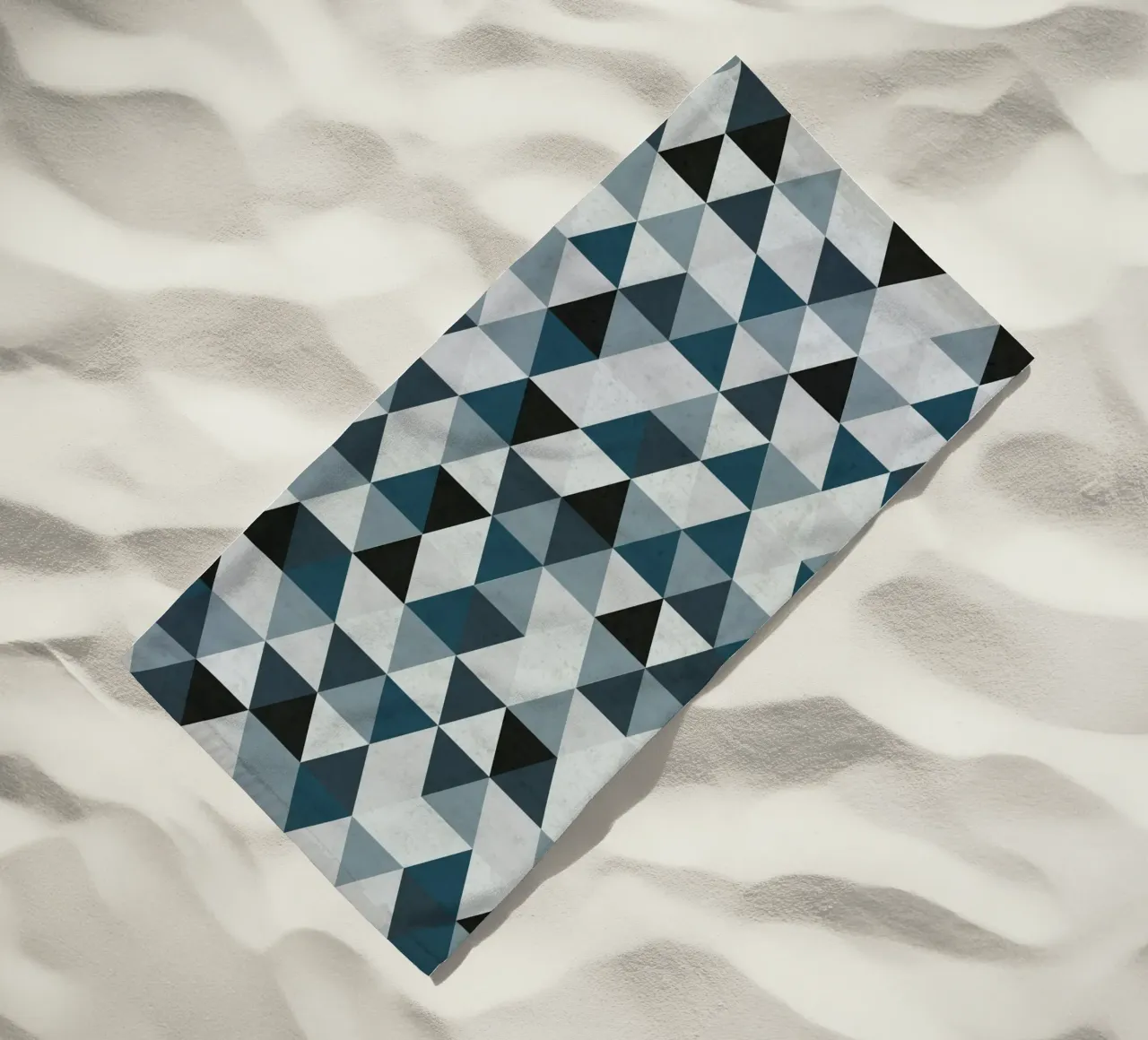 Ocean Mist Geometry - Sea Blue and Gray Triangle Pattern telo mare da Petra Lang - Design