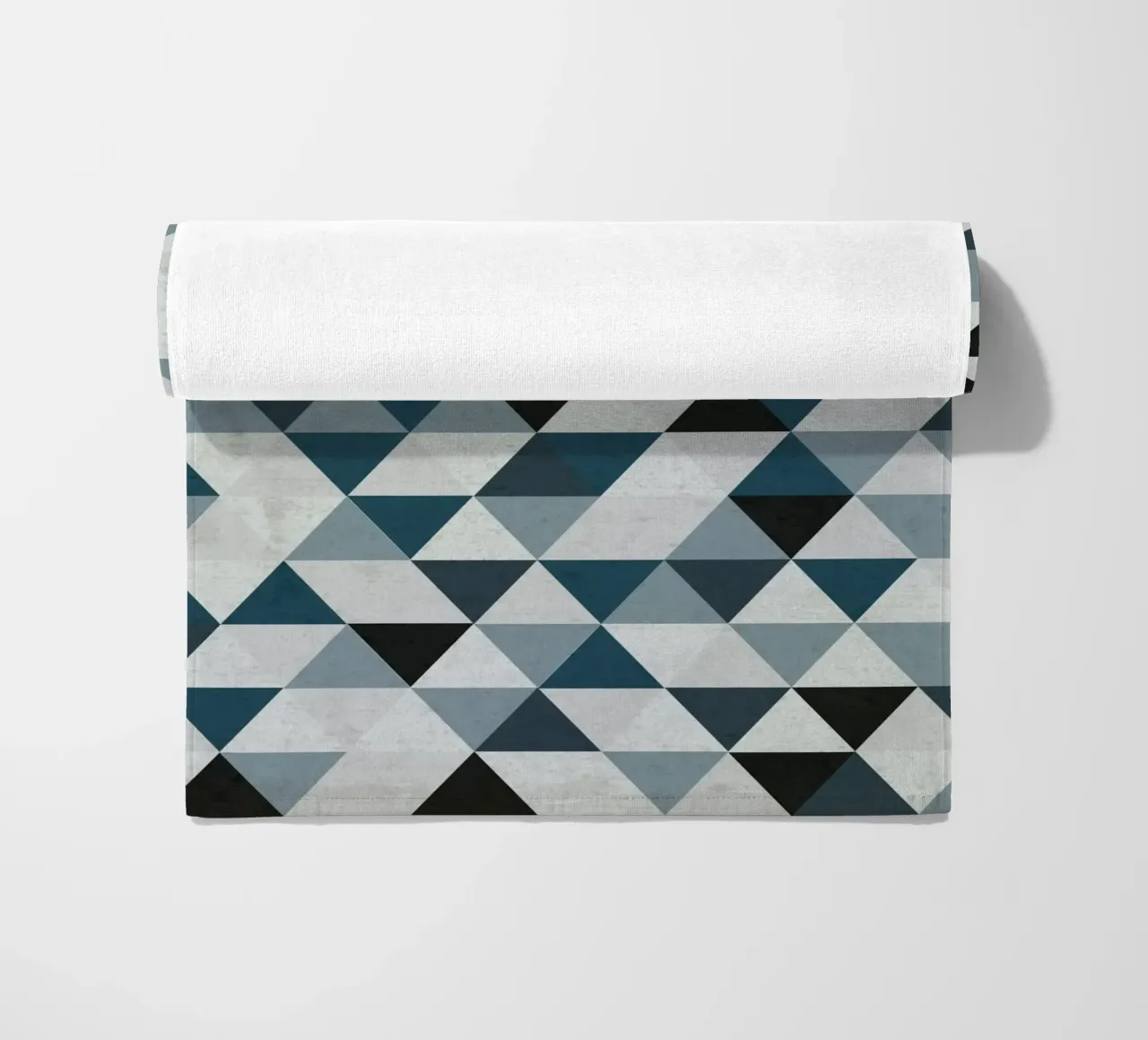 Ocean Mist Geometry - Sea Blue and Gray Triangle Pattern telo mare da Petra Lang - Design