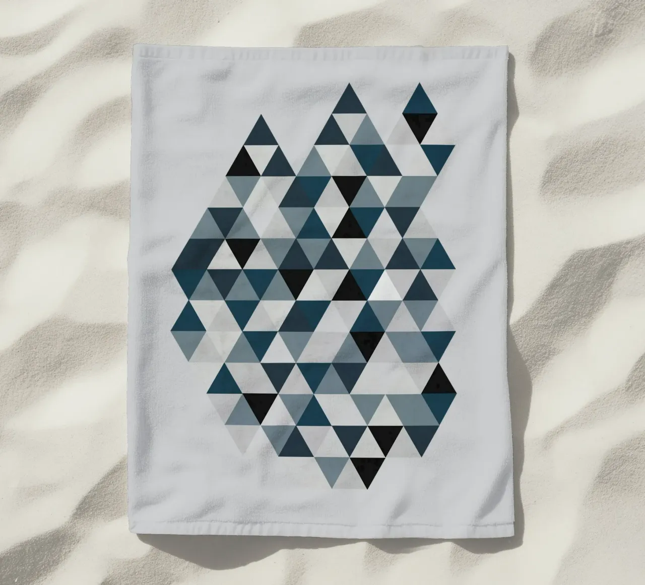 Ocean Mist Geometry - Sea Blue and Gray Triangle Pattern telo mare da Petra Lang - Design